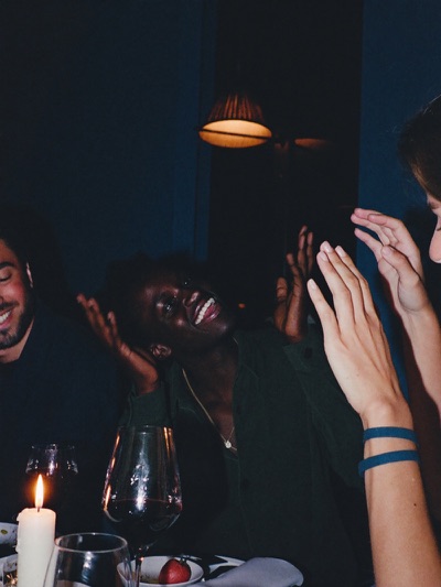 A family dinner in full conversation
